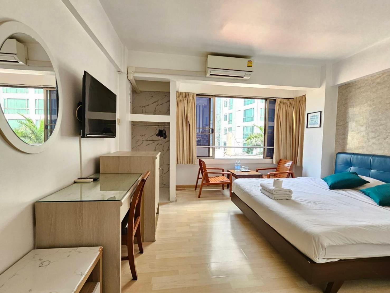 Crown Bts Nana Hotel Bangkok Buitenkant foto