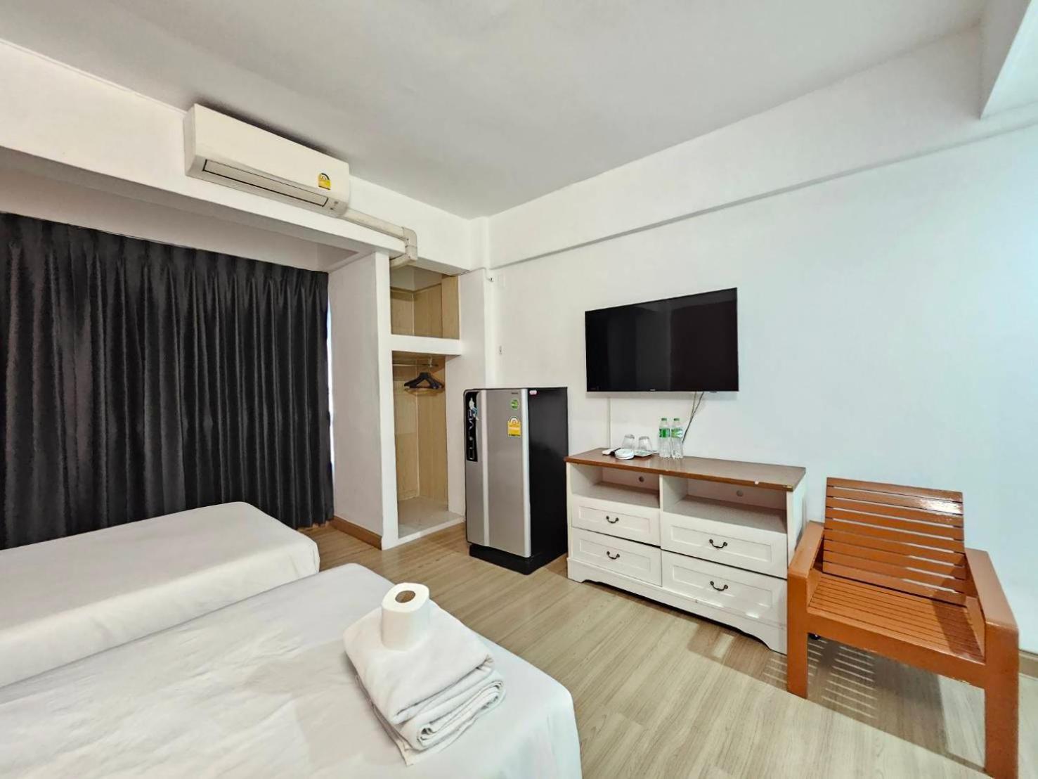 Crown Bts Nana Hotel Bangkok Buitenkant foto