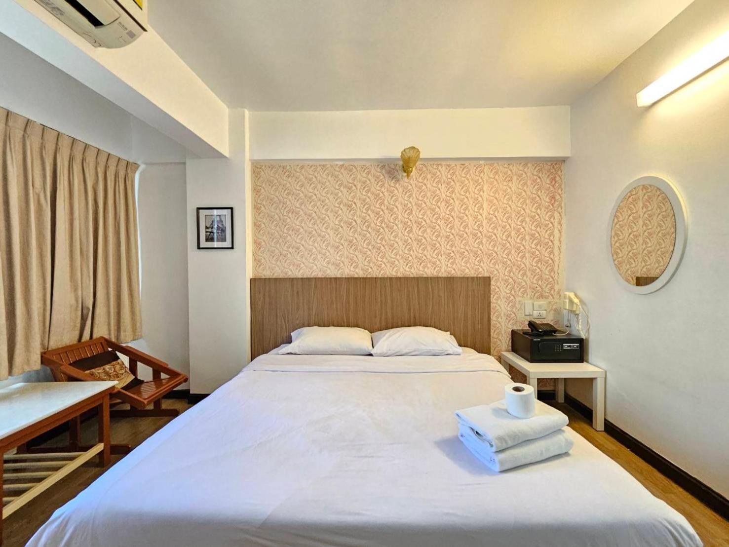 Crown Bts Nana Hotel Bangkok Buitenkant foto